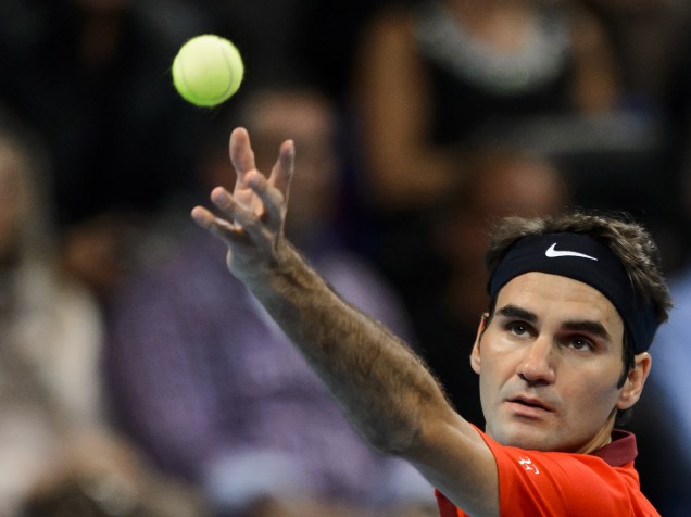 O tenista Roger Federer, atual segundo colocado no ranking mundial, vence Gilles Muller, de Luxemburgo, durante o Torneio da Suíça, em Basileia