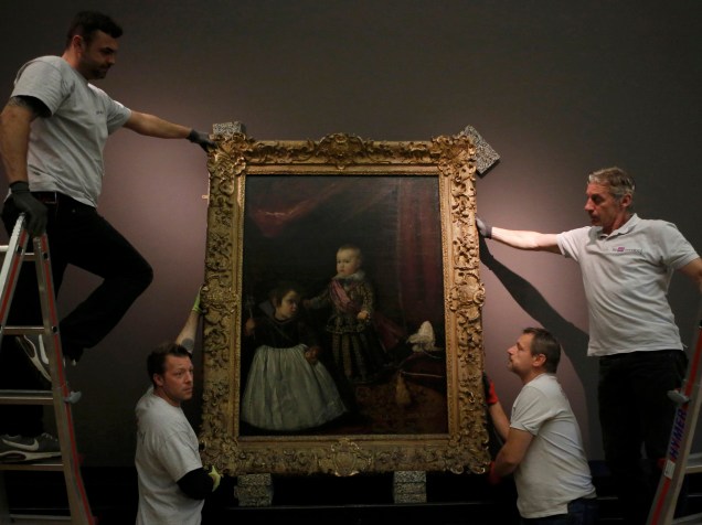 Funcionários de Museu de História da Arte de Viena, na Áustria, ajustam quadro do artista espanhol Diego Velázquez, antes da abertura da grande exposição intitulada Velázquez, que será exibida na cidade de 28 de outubro a 15 de fevereiro de 2015
