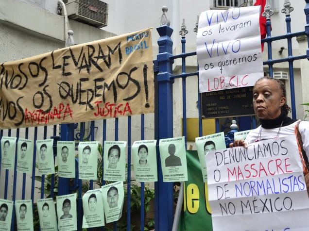 Manifestantes se reunem em frente ao Consulado Mexicano, no Rio de Janeiro, nesta quarta-feira (22), durante ato para exigir que o governo do México investigue os responsáveis pelo desaparecimento de 43 estudantes no país