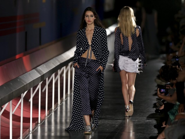 Modelos apresentam a nova coleção do estilista português, Gonçalves, durante a 35ª da Semana de Moda de Portugal, em Lisboa