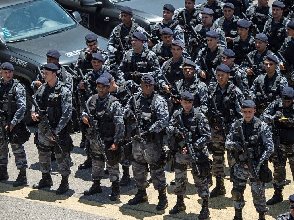 Centenas de policiais se preparam para reforçar a segurança durante o segundo turno das eleições presidenciais na cidade do Rio de Janeiro
