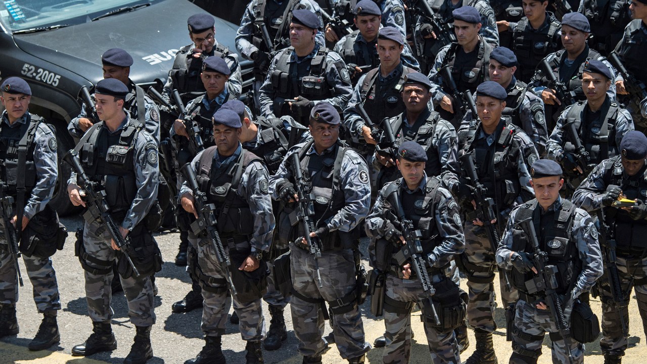 Centenas de policiais se preparam para reforçar a segurança durante o segundo turno das eleições presidenciais na cidade do Rio de Janeiro