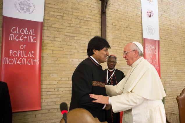 Papa Francisco se reúne com o presidente da Bolívia, Evo Morales, e membros de uma delegação dos movimentos populares no mundo, nesta terça-feira (28), no Vaticano