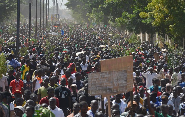 Apoiadores da oposição de Burkina Fasso, na África, durante um protesto na cidade de Ouagadougou, contra os planos de deixar o presidente estender seu mandato - que já dura 30 anos