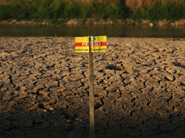 Um cartaz é visto no chão rachado da barragem Itaim como resultado de uma seca recorde, na cidade de Itu. A pior seca em 80 anos deixou o sistema Cantareira, que fornece água para a grande São Paulo, com reserva no nível mais baixo já registrado