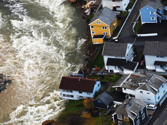 Casas são danificadas por enchentes após forte chuva em Voss, na Noruega