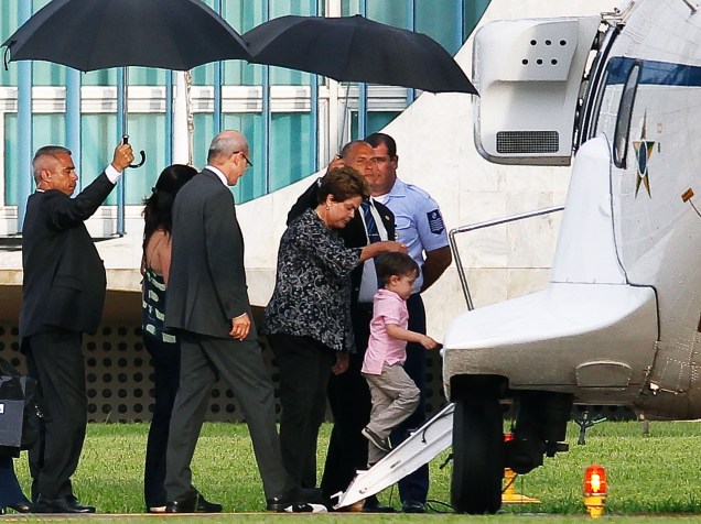 A presidente Dilma Rousseff embarca para a base naval de Aratu, na Bahia, onde passará férias com a filha, Paula, e o neto Gabriel