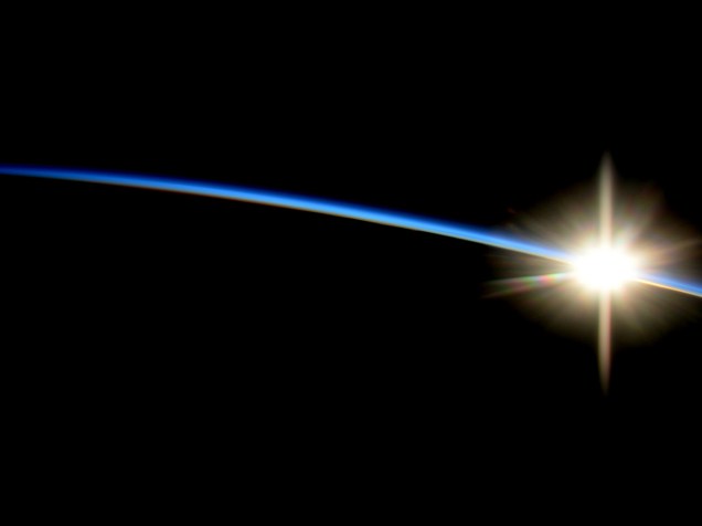 Na imagem, o nascer do sol, é capturado a partir da Estação Espacial Internacional