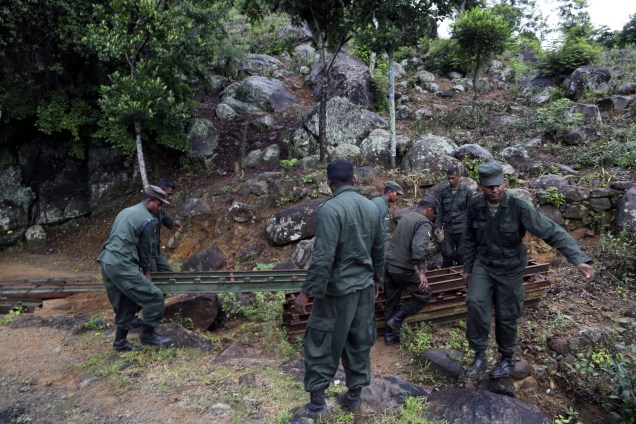 Soldados na operação de busca após deslizamento de terra provocado pelas chuvas de monção em Haldumulla, a 218 km de Colombo, capital do Sri Lanka. As equipes de resgate procuram 192 pessoas que permanecem desaparecidas