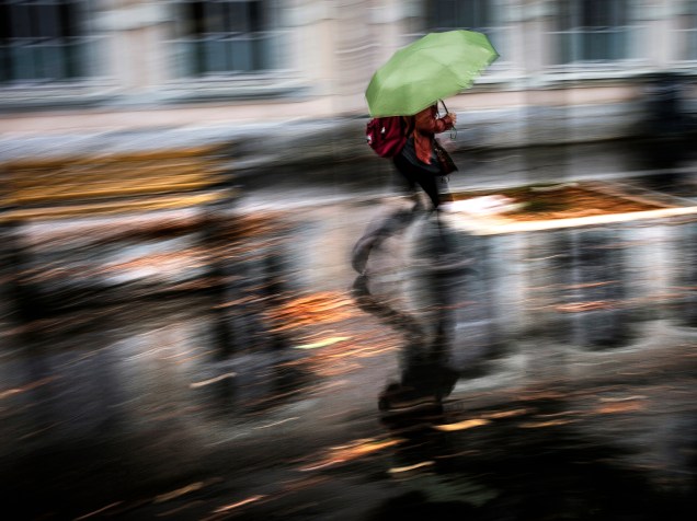 Pedestre caminha sob a chuva em Lyon, na França. Milhares de casas ficaram sem energia elétrica após as fortes chuvas e ventos que atingiram a região - 04/11/2014