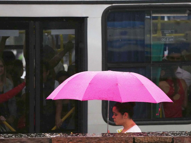 Pedestre enfrenta chuva na manhã desta terça-feira, na zona sul de São Paulo, próximo ao aeroporto de Congonhas - 04/11/2014