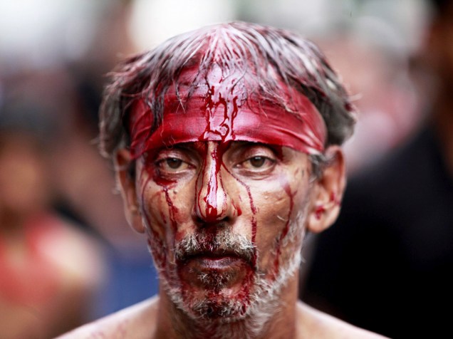 Homem muçulmano com o rosto coberto de sangue, participa das celebrações da Ashura em Rangum, Mianmar - 04/11/2014