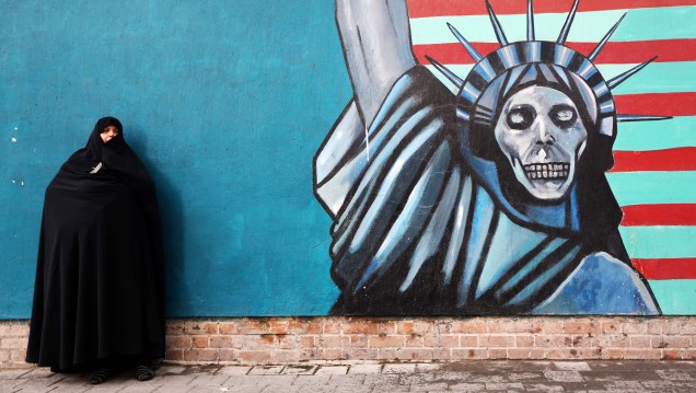 Mulher iraniana fotografada em frente ao muro da antiga embaixada dos Estados Unidos em Teerã, com uma pintura que mostra a Estátua da Liberdade com uma caveira no rosto. Uma manifestação marca o aniversário de 35 anos da invasão da embaixada por manifestantes estudantis que desencadeou a chamada Crise de Reféns, na qual 52 diplomatas americanos foram mantidos reféns por 444 dias - 04/11/2014