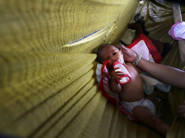 Bebê de seis meses tomou sua mamadeira dentro de uma barraca em San José, povoado que foi vítima da devastação provocada pelo tufão Haiyan na cidade de Tacloban, nas Filipinas. A tragédia que, segundo autoridades locais, deixou cerca de 10 mil mortos completa um ano no próximo sábado - 05/11/2014