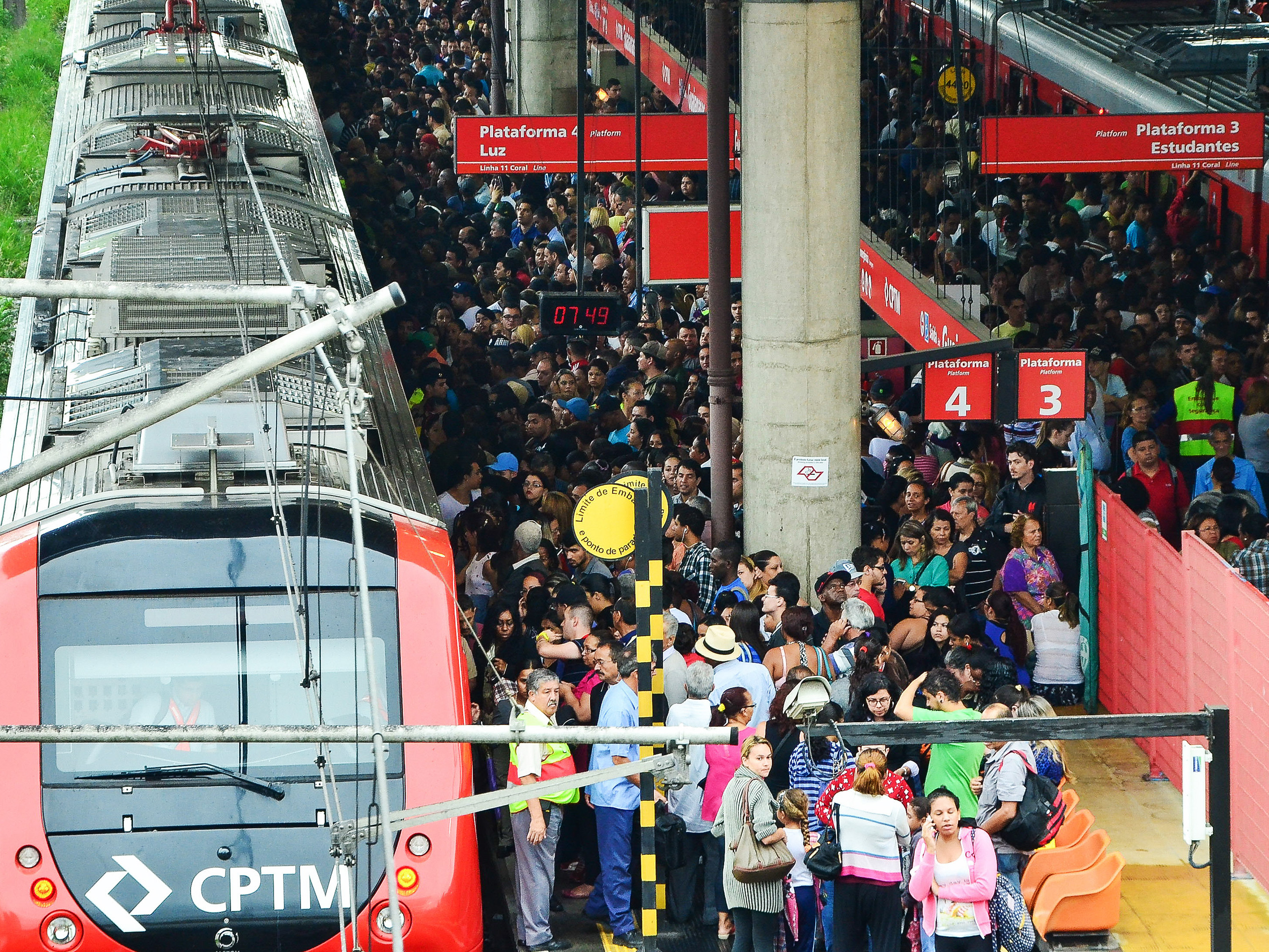 Problemas técnicos em uma das unidades, provocou lentidão e superlotação nas estações de trens da linha 11 Coral da CPTM. Na foto, a estação de Guaianases, na Zona Leste da capital paulista pela manhã desta quarta-feira - 05/11/2014