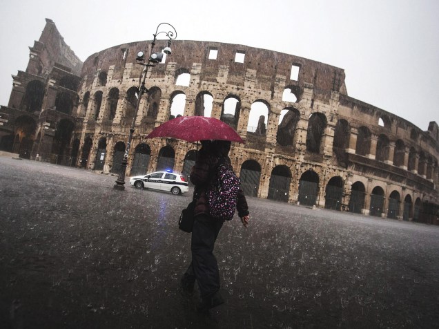Mulher caminhou sob forte chuva nos arredores do Coliseu, em Roma. As tempestades que atingiram a capital italiana provocaram fechamento de escolas - 06/11/2014