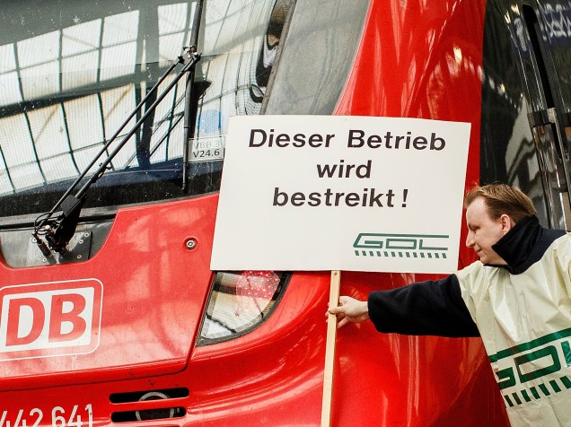 Em Berlim, na Alemanha, um membro do sindicato dos maquinistas prega um cartaz de aviso sobre o início de uma greve da categoria, na estação de Ostbahnhof. A paralisação, que irá até domingo (08), é a mais longa na história da estatal alemã Deutsche Bahn 
