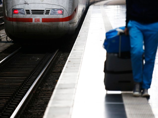 Passageiro caminha ao longo de uma plataforma da principal estação ferroviária de Frankfurt, na Alemanha. Trabalhadores do setor realizam uma greve de quatro dias a partir desta quinta-feira que paralisa o transporte de passageiros e cargas em todo o país - 06/11/2014