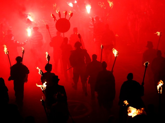 Participantes são fotografados durante uma série de procissões que celebram a noite da fogueira, em Lewes, região sul da Inglaterra 