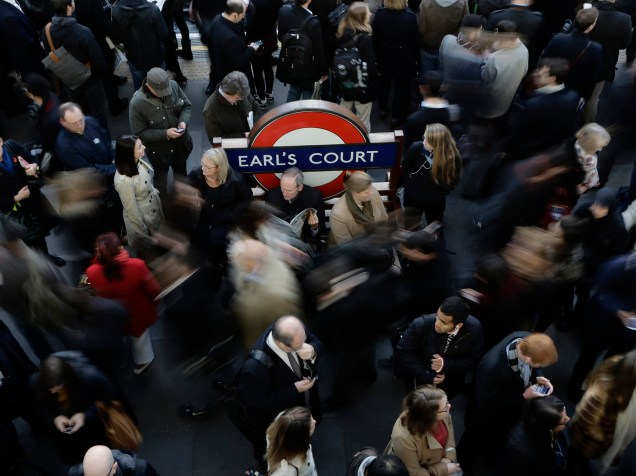 Dezenas de londrinos esperaram pelo metrô na plataforma na estação Earls Court, na Inglaterra. Os trens estavam atrasados na hora do rush, deixando as plataformas lotadas na última quinta-feira (06/11/2014)