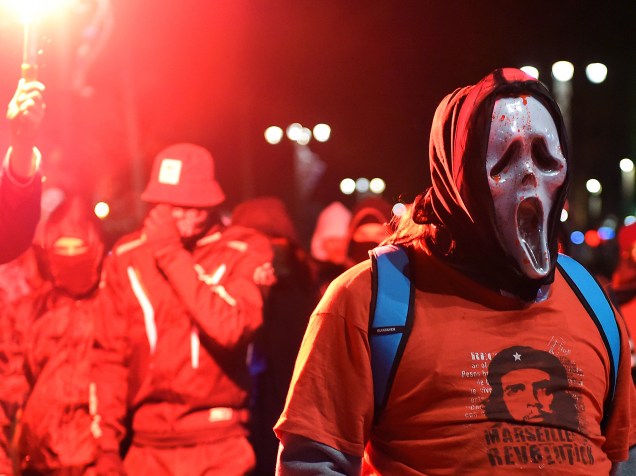 Na França, Manifestantes vestindo camisetas que caracterizam o revolucionário argentino Che Guevara, participam de uma manifestação em homenagem a Remi Fraisse, um ativista ambiental morto no mês passado durante confrontos com as forças de segurança e manifestantes do projeto da barragem Sivens, no sul da França