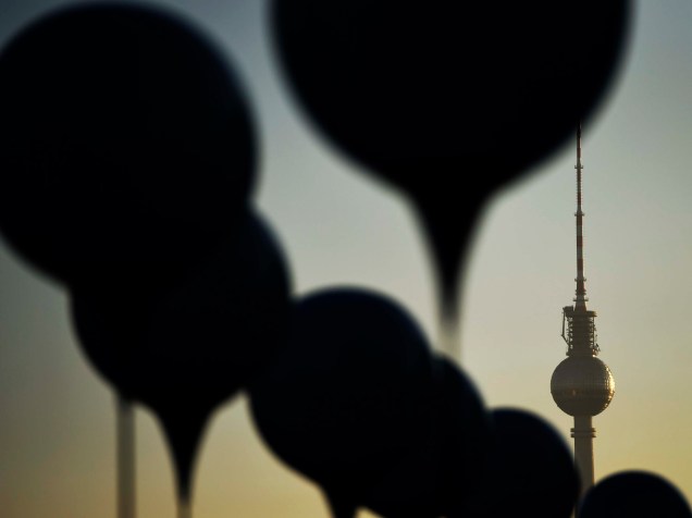Fila de lâmpadas, parte das instalações Lichtgrenze (do alemão, borda de luzes) que cerca o muro de Berlim, é fotografada ao lado de uma torre de televisão na Alemanha