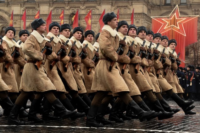 Soldados participam de desfile militar na Praça Vermelha em Moscou. A Rússia relembrou o desfile histórico de 1941, quando os soldados do Exército Vermelho marcharam para a linha de frente da Praça Vermelha, enquanto as tropas alemãs nazistas estavam a poucos quilômetros de Moscou