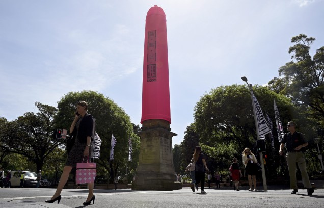 Obelisco do Hyde Park, em Sidney, na Austrália, foi coberto por uma camisinha rosa de 18 metros de comprimento para promover a prevenção contra o vírus da aids. No preservativo gigante, lia-se a mensagem mais exames + tratamento precoce + permanecer seguro: fim do HIV