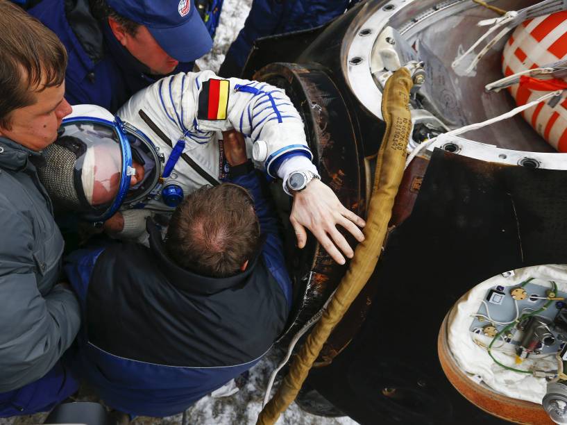 Equipes de resgate auxiliam o astronauta alemão Alexander Gerst, após o desembarque com sucesso a bordo da sonda russa Soyuz TMA-13M em uma área remota da cidade de Arkalyk, no Cazaquistão - 10/11/2014 
