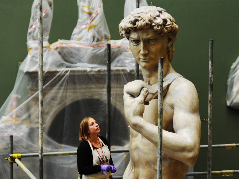 Funcionária do Victoria & Albert Museum trabalha na conservação de uma réplica da escultura do David de Michelangelo em Londres