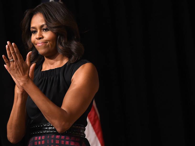 A primeira-dama dos Estados Unidos, Michelle Obama, discursa no Fórum de Carreira, em comemoração ao Dia dos Veteranos, que engloba mulheres do serviço militar, na cidade de Arlington, Virginia