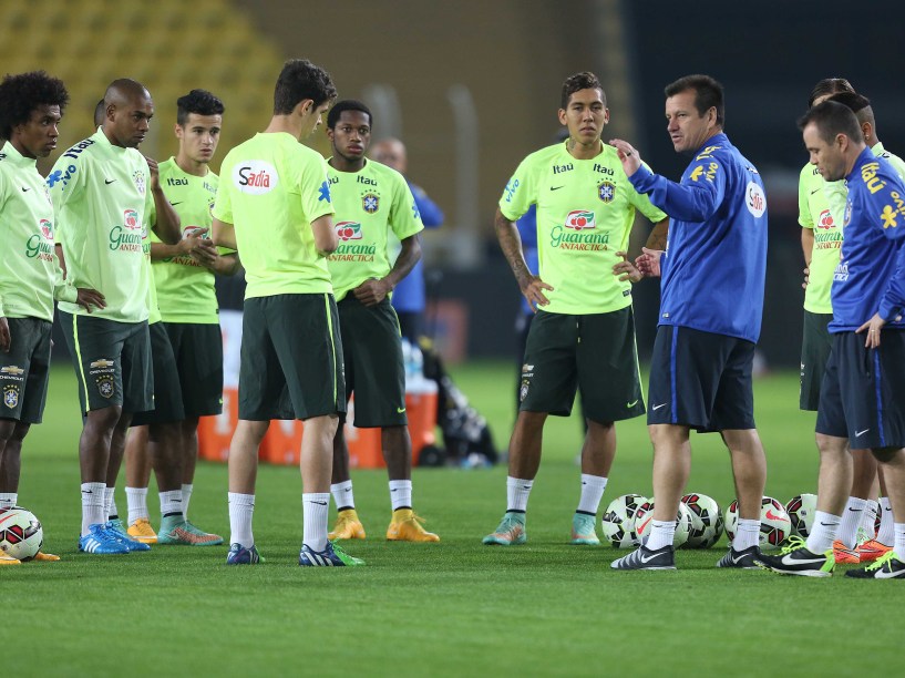 O técnico Dunga, da Seleção Brasileira, conversa com jogadores durante um treino, em Istambul, na Turquia