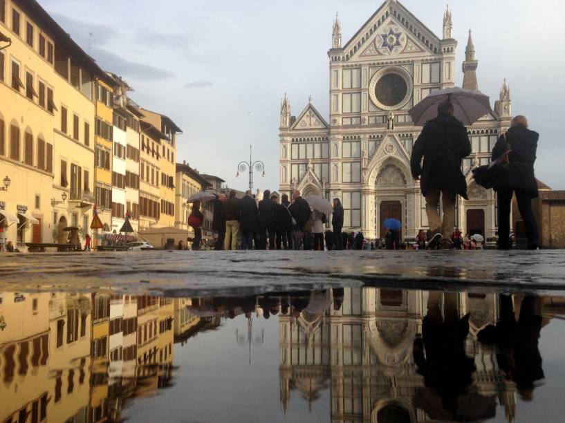 Na Itália, a região da Toscana tem enfrentado fortes chuvas. Na imagem, turistas são vistos com guarda-chuvas em del Duomo, Santa Maria del Fiore, em Florença