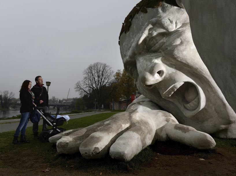 Na Alemanha, pessoas param para observar a escultura do artista húngaro, Ervin Herve-Loranth, intitulada O Danúbio em Ulm
