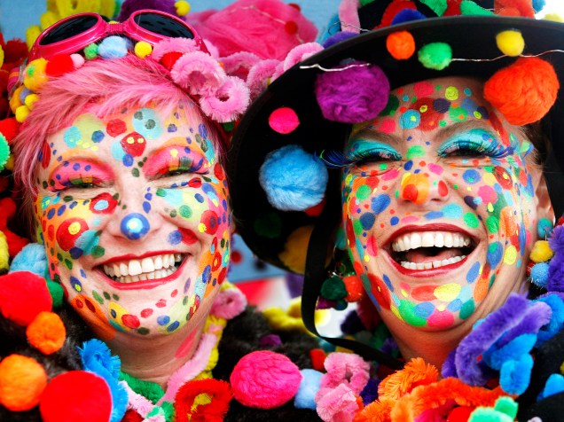 Foliãs mascaradas celebraram nas ruas de Duesseldorf, oeste da Alemanha, o início da temporada de carnavais no país que vai até fevereiro de 2015 - 11/11/2014