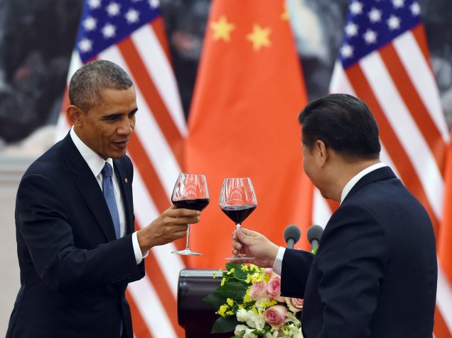 Presidente dos Estados Unidos, Barack Obama (à esq.) brindou com o presidente chinês Xi Jinping durante um almoço no Grande Salão do Povo, em Pequim - 12/11/2014