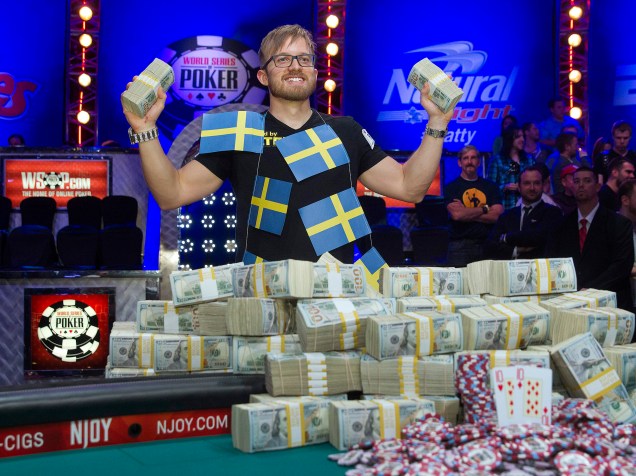 O sueco Martin Jacobson, 27 anos, posou com o dinheiro recebido depois de bater Felix Stephensen da Noruega durante o Mundial de Pôquer e faturar o prêmio de 10 milhões dólares, em Las Vegas - 12/11/2014