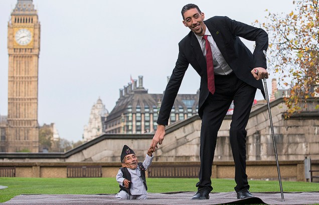 Em Londres, o nepalês Chandra Bahadur Dangi, o menor adulto do mundo (54 centímetros), posa ao lado do homem mais alto, o turco Sultan Kosen (2,51 metros)