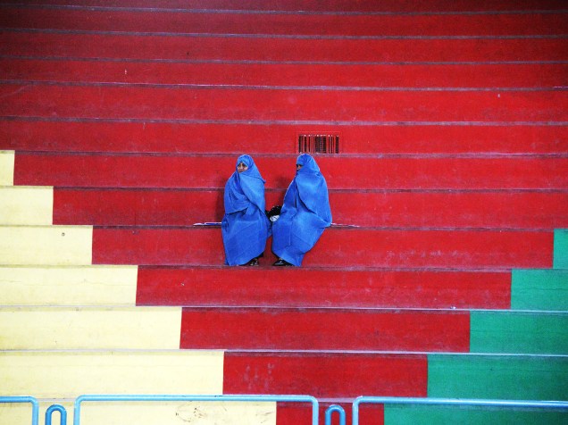 Mulheres afegãs acompanharam das arquibancadas uma competição feminina de Taekwon-Do em Herat, no Afeganistão. A participação de mulheres nesses eventos era proibida até a queda regime Talibã em 2001 - 13/11/2014