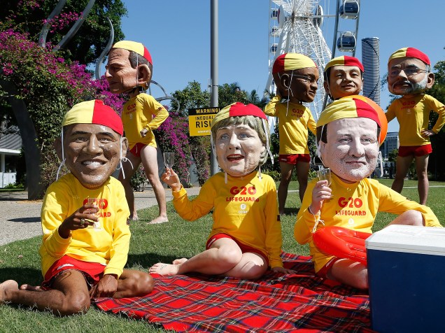 Ativistas posam com as cabeças de alguns dos líderes do G20 durante protesto contra a desigualdade em Brisbane, na Austrália. A cidade receberá nos próximos dias, a reunião dos principais líderes mundiais - 14/11/2014