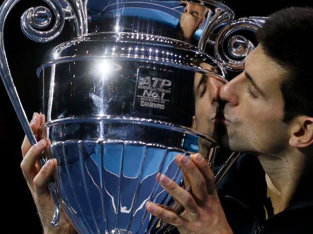 Novak Djokovic beija o troféu de número 1 do mundo durante disputa do ATP Finals em Londres. O sérvio garantiu o posto após vitória sobre o checo Thomas Berdych e avançou às semifinais do torneio que reúne os melhores da temporada - 14/11/2014