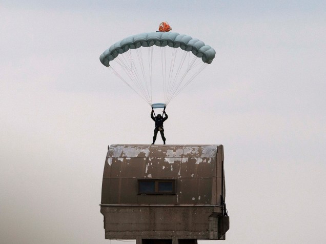 Paraquedista russo participa de treinamento, na aldeia de Nikinci, a oeste de Belgrado, na Sérvia - 14/11/2014