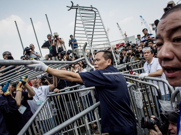 Trabalhadores removeram barricadas montadas por ativistas pró-democracia em Hong Kong