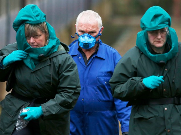 Especialistas usando roupas de proteção foram fotografados em uma fazenda de criação de patos em Nafferton, norte da Inglaterra após novos surtos de gripe aviária Alemanha, Holanda e Grã-Bretanha