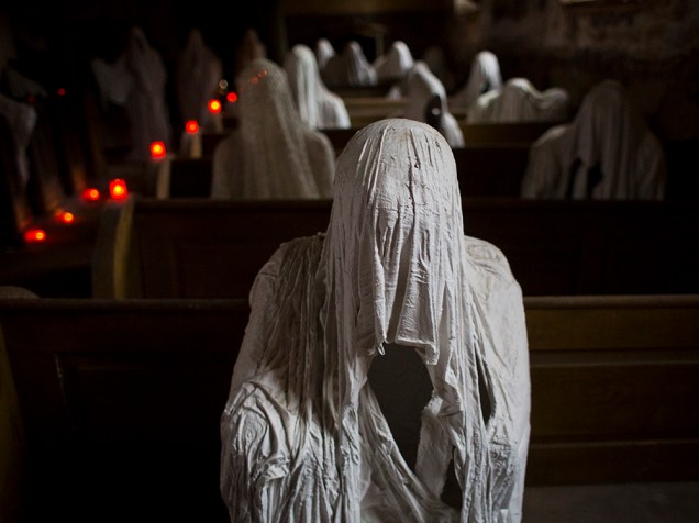 Estátuas do artista Jakub Hadrava foram colocados na igreja de São Jorge, em Lukova, na República Checa. As 32 peças em tamanho real foram feitas de gesso e imitam fantasmas, simbolizando os alemães dos Sudetos, que viveram na aldeia