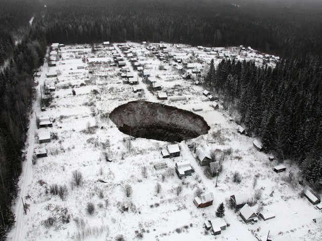 Vista aérea de um sumidouro de 3,5 km, a leste da região de Perm, na Rússia 
