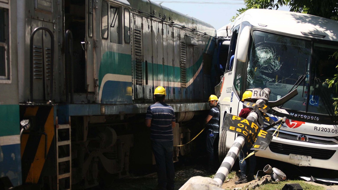 Acidente envolvendo um ônibus e um trem deixa 25 feridos na manhã desta sexta-feira, em Guapimirim, na Baixada Fluminense. Segundo a Supervia, o ônibus causou o acidente após não respeitar os sinais sonoros e visuais do local - 21/11/2014