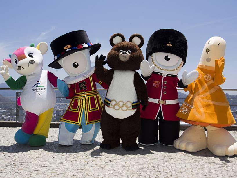 Misha, Athena, Fu Niu Lele, Wenlock e Mandeville, mascotes dos Jogos de Moscou (1980), Atenas (2004), Pequim (2008) e Londres (2012), estão no Rio de Janeiro e visitam, nesta sexta-feira (21), o Morro da Urca para participarem de uma atividade com crianças. Essa é a primeira vez que os mascotes visitam uma sede olímpica para a escolha do mascote da Rio 2016