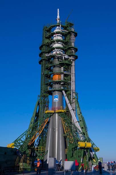 A nave espacial Soyuz TMA-15M é levada por um comboio, a partir da instalação integração MIK 40 até a plataforma de lançamento, no Cosmódromo de Baikonur, no Cazaquistão