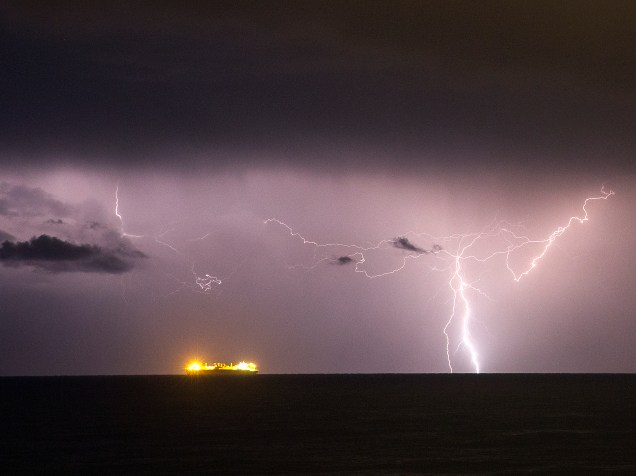Um navio é visto ao ser atingido por um raio, no mar Mediterrâneo, região da costa israelense, ao norte dacapital Tel Aviv 